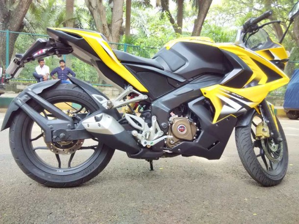 Bajaj Pulsar RS200 Review - Made for Racers - GaadiKey