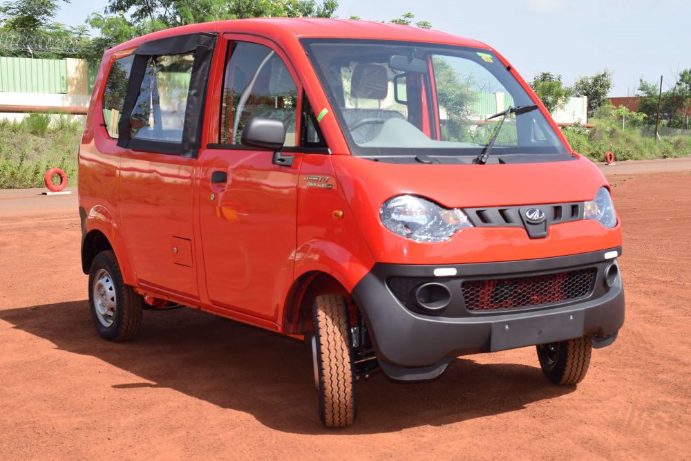 Авто из индии 4 буквы. Индийская машина Махиндра. Mahindra Jeeto. Jeeto Mini van. Индийский автомобиль Tata.