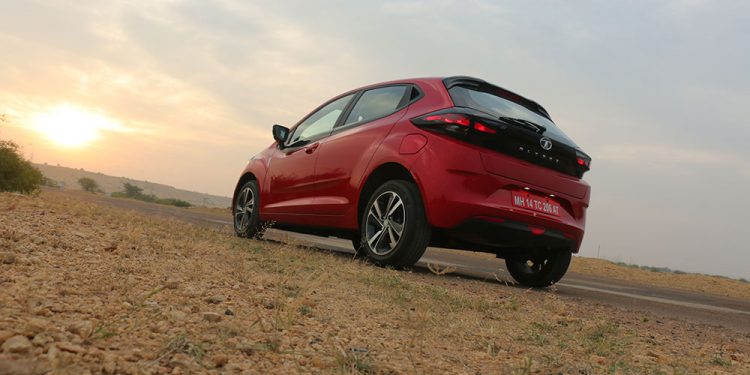 Tata Altroz Review - Premium hatchback redefined? - GaadiKey