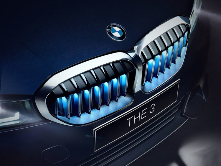 02-BMW-Iconic-Glow-Kidney-Grille - GaadiKey