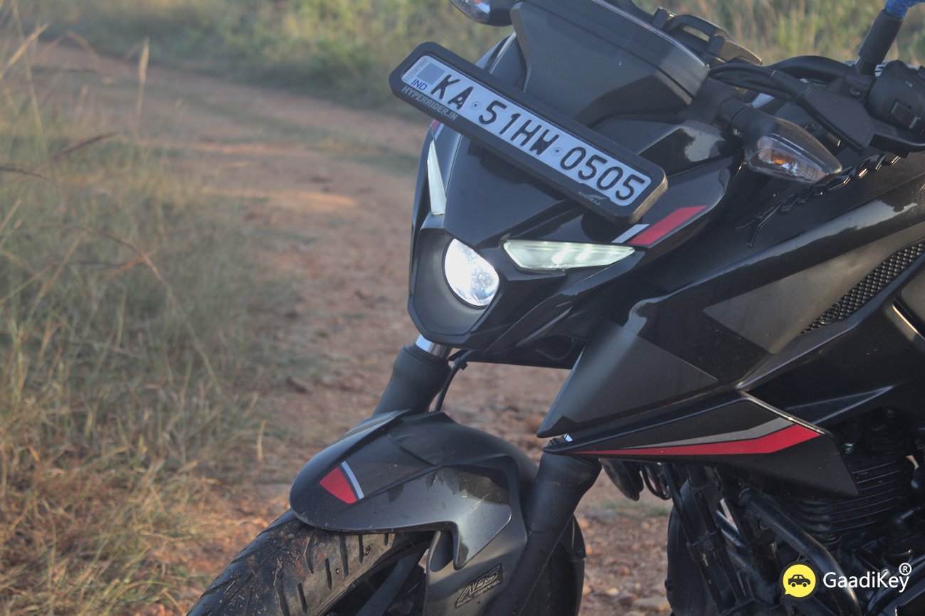 Bajaj Pulsar N160 Photos - Brooklyn Black Color - GaadiKey