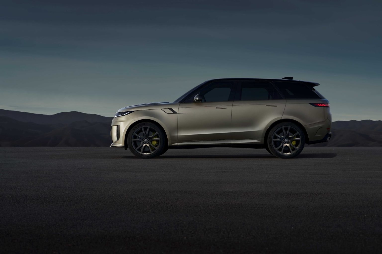 New Range Rover Sport SV - Modern Luxury Performance Flagship - GaadiKey