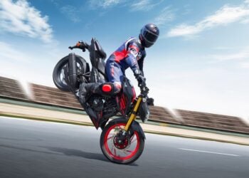 2025 TVS Apache RTR 200 4V Stoppie