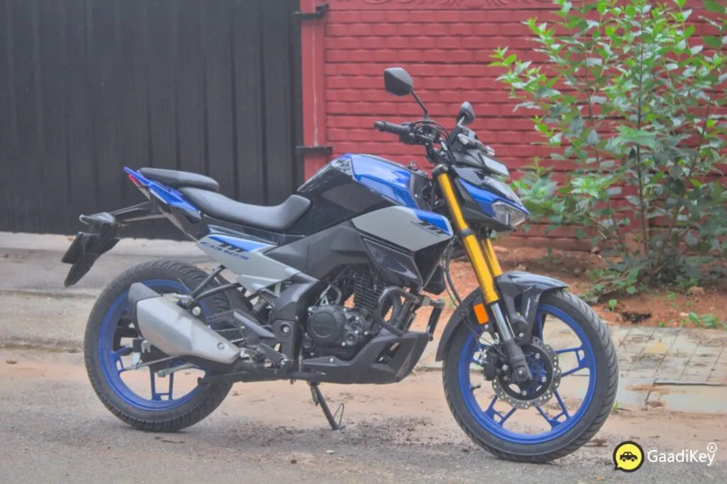 Honda CB125 Hornet Red Background