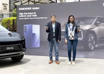 Madhur Chaturvedi from Samsung India and Shruti Agarwal from Mahindra Electric showcasing Digital Car Key support on Galaxy smartphones via Samsung Wallet, standing beside a black Mahindra BE 6 electric SUV.