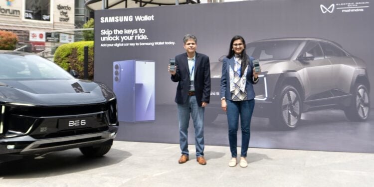 Madhur Chaturvedi from Samsung India and Shruti Agarwal from Mahindra Electric showcasing Digital Car Key support on Galaxy smartphones via Samsung Wallet, standing beside a black Mahindra BE 6 electric SUV.