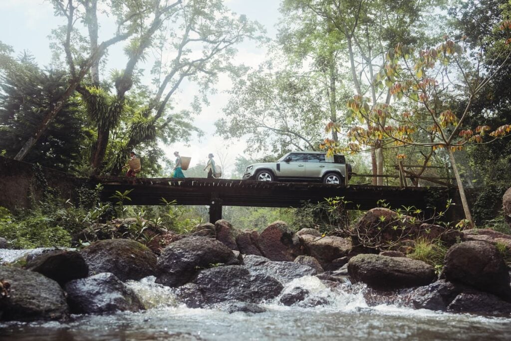 Defender 110 Crossing the bridge - Defender Journeys