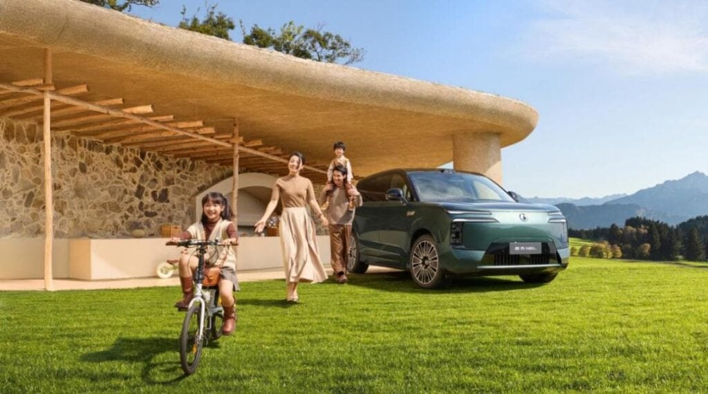 Denza N8L 6-Seater SUV by BYD