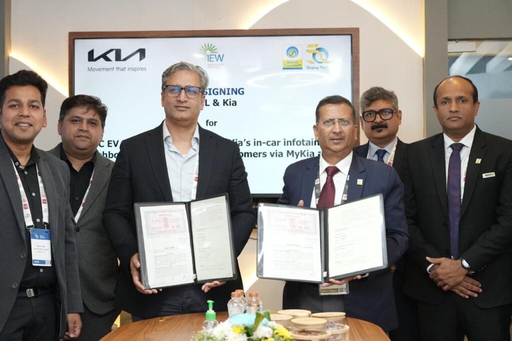  (L to R):  Mr. Atul Sood, Senior Vice President, Sales & Marketing, Kia India and Mr. Pardeep Goyal, Business Head (Retail), BPCL at the MoU signing