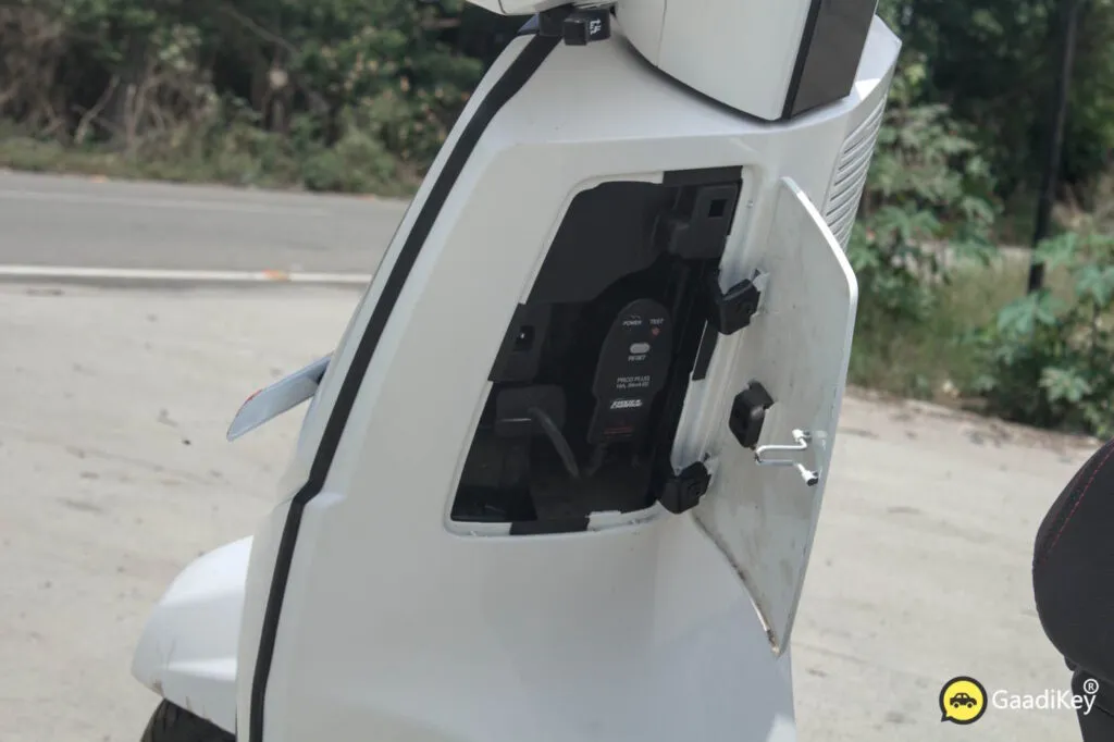 Charger Kinetic DX+ Electric Scooter