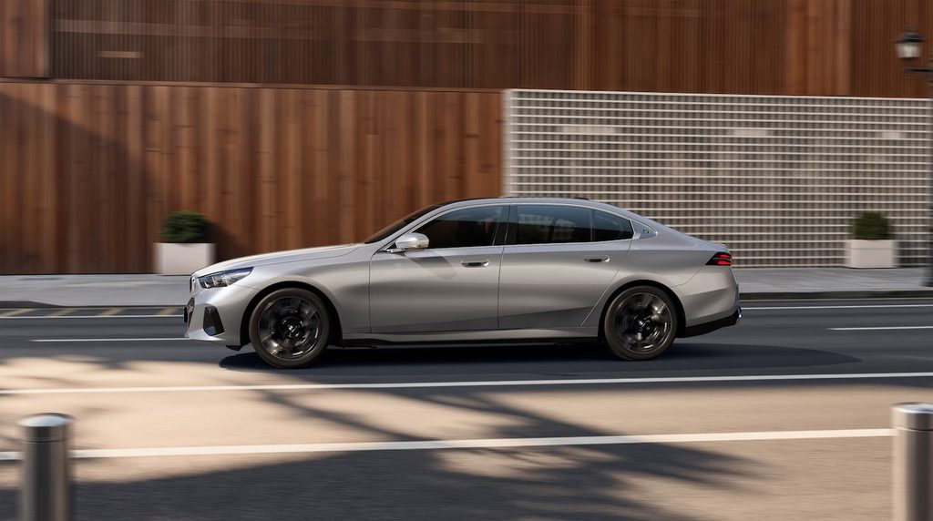new BMW i5 LWB Image